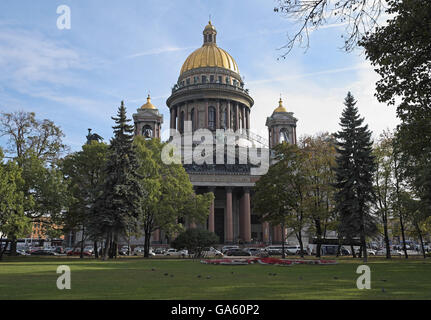 La Cathédrale St Isaac vu sur place Isaakievskaya, St Petersbourg, Russie. Banque D'Images