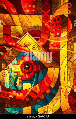 Panneau tissé à la sur l'affichage à Cusco illustrant les formes d'art péruvien dans leur riche histoire Banque D'Images