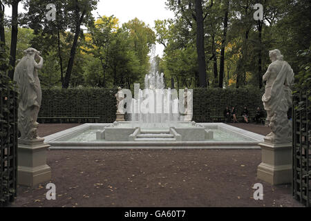 Fontaines et statues dans le jardin d'été, St Petersbourg, Russie. Conçu dans un style baroque néerlandais qu'ils ont été la retraite privée Banque D'Images