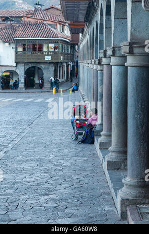 Maman avec poussette à la fin de la journée sur le côté nord de la Plaza de Armas de Cusco Banque D'Images