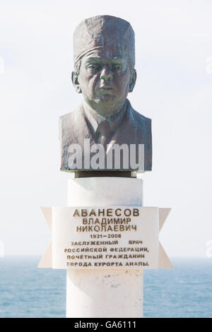 L'Anapa, Russie - 10 mars 2016 : un monument en l'honneur du médecin honoré de la Russie Vladimir N. Avanesov, situé sur la Banque D'Images