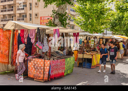 20 Juin 2016 : Santa Eularia, Ibiza, Espagne - La rue du marché à Santa Eularia, Ibiza, Espagne. Banque D'Images