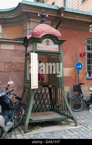 Cabine téléphonique publique vintage à Gamla Stan, la vieille ville de Stockholm, Suède. Banque D'Images