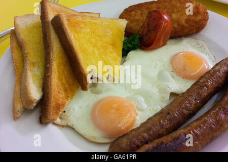 Petit déjeuner d'oeufs, paillasson de, de grillé et de saucisses. Banque D'Images