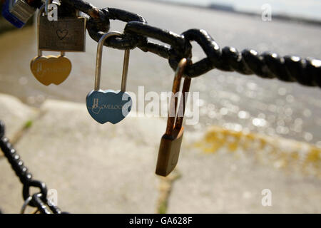 L'amour des verrous sur les garde-corps le long de la Mersey, Liverpool, Royaume-Uni. Banque D'Images