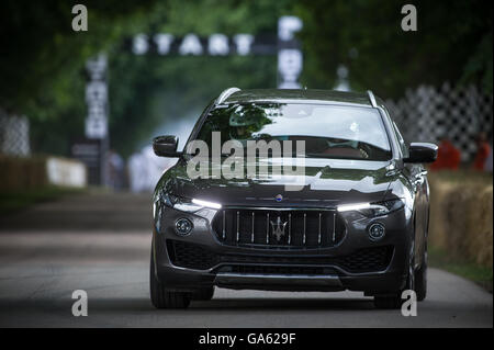 Une Maserati Levante durs sur la colline pendant le Super voiture courir à la Goodwood Festival of Speed 2016 Banque D'Images