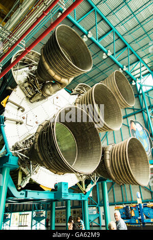 Les cônes d'un moteur fusée Saturn V à l'affiche au centre de l'espace à Cape Canaveral, en Floride. Banque D'Images