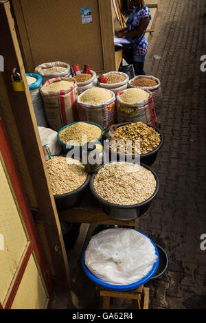 Les aliments africains dans les sacs pour la vente au marché oshodi, Lagos Banque D'Images