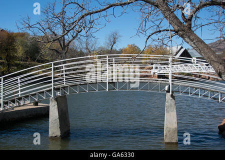 Pont sur un ruisseau Banque D'Images