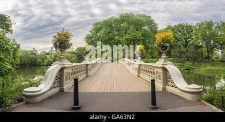 Le Bow Bridge situé dans Central Park, New York City, la traversée sur le lac en été, tôt le matin Banque D'Images