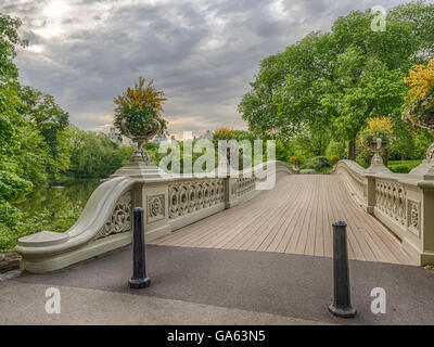 Le Bow Bridge situé dans Central Park, New York City, la traversée sur le lac en été, tôt le matin Banque D'Images