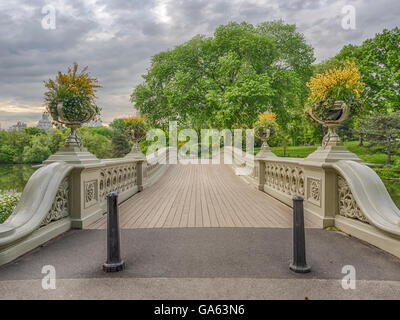 Le Bow Bridge situé dans Central Park, New York City, la traversée sur le lac en été, tôt le matin Banque D'Images