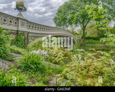 Le Bow Bridge situé dans Central Park, New York City, la traversée sur le lac en été, tôt le matin Banque D'Images