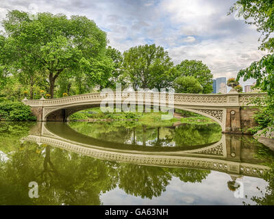 Le Bow Bridge situé dans Central Park, New York City, la traversée sur le lac en été, tôt le matin Banque D'Images