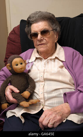 94-ans femme souffrant avec les premiers stades de la démence, Banque D'Images