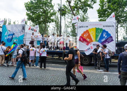 Paris, France, AIDES N.G.O.Truck with Sign at French gay Pride, activisme LGBT, scène de rue, affiche d'aides, activisme Queer Banque D'Images