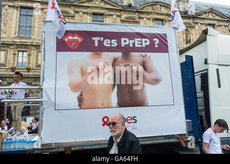 Paris, France, AIDES N.G.O. camion avec signe à French Gay Pride, LGBT activisme Art, 'êtes-vous PrEP?' Sida sensibilisation à la prévention du VIH, campagne vih gay AIDS poster art, PrEP prophylaxie pré-exposition prévention du VIH Banque D'Images