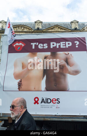 Paris, France, AIDES N.G.O. Camion avec signe à la gay Pride française, activisme LGBT, "êtes-vous prêt?" Prévention du sida, publicité Banque D'Images