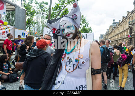 Paris, France, foule, gay Pride française, activisme de protestation LGBTQ+, Travesti, Nun, homme en maquillage, posant avec des insultes homophobes sur Costume, homme travesti Banque D'Images