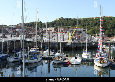 Bateaux amarrés dans le port de Scarborough, dans le Yorkshire du Nord, Angleterre. Banque D'Images