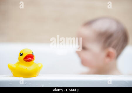 9 mois bébé garçon ayant l'amusement dans la baignoire Banque D'Images