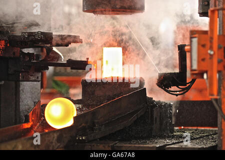 Processus de marquage à chaud automatique des boules de billette ronde Banque D'Images