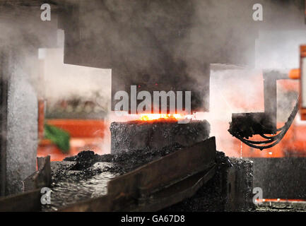 Processus de marquage à chaud automatique des boules de billette ronde Banque D'Images