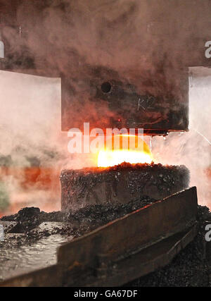 Processus de marquage à chaud automatique des boules de billette ronde Banque D'Images