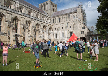 WINCHESTER HAT FAIR HAMPSHIRE ENGLAND UK Jeux dans la clôture de la cathédrale de Winchester à l'assemblée annuelle de l'Hat 2016 équitable Banque D'Images