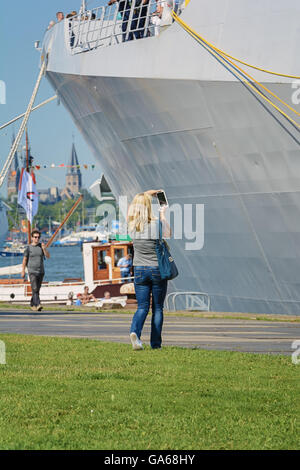 Femme prend une photo d'un cruiser au cours de voile 2015 à Amsterdam Banque D'Images