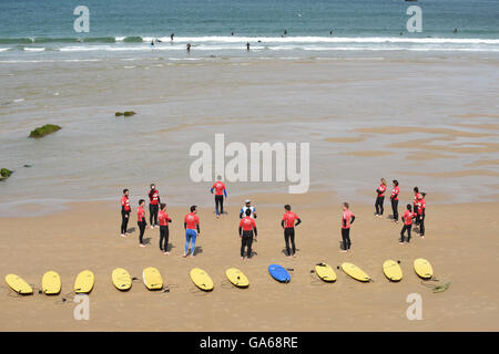 L'école de surf surf leçon avec planche de surf Biarritz France Banque D'Images