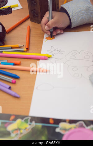 La peinture de l'enfant avec des crayons Banque D'Images