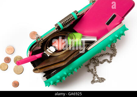 Contenu d'un sac de femme moderne, objets personnels et un miroir, à l'intérieur du sac d'une femme avec style Banque D'Images