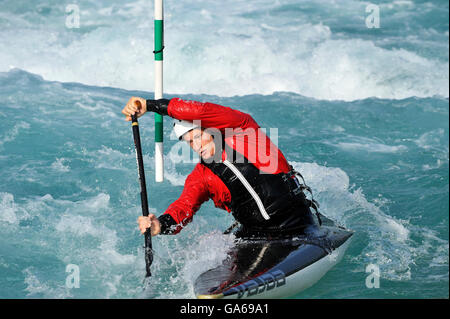 En slalom lors de la journée des médias au Centre de l'eau blanc Olympique à l'abbaye de Waltham, Angleterre, Royaume-Uni, Europe Banque D'Images