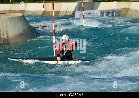 En slalom lors de la journée des médias au Centre de l'eau blanc Olympique à l'abbaye de Waltham, Angleterre, Royaume-Uni, Europe Banque D'Images