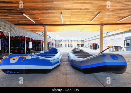 Olympiques de 2012 radeaux White Water Centre le jour de l'ouverture, Lee Valley White Water Centre, Hertfordshire, Angleterre Banque D'Images