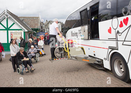 Déménagement Personnes Ltd spécialement adaptés aux entraîneurs pour les pauses pour les handicapés en fauteuil roulant. Banque D'Images