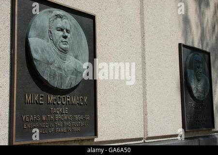 L'Ohio, Cleveland. Cleveland Browns Stadium aka premier stade de l'énergie. Mur monument célèbre avec les membres de l'équipe de Cleveland. Banque D'Images