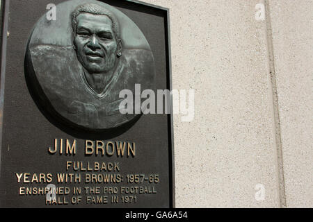 L'Ohio, Cleveland. Cleveland Browns Stadium aka premier stade de l'énergie. Mur monument célèbre avec les membres de l'équipe de Cleveland, Jim Brown, Banque D'Images