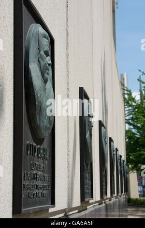 L'Ohio, Cleveland. Cleveland Browns Stadium aka premier stade de l'énergie. Mur monument célèbre avec les membres de l'équipe de Cleveland. Banque D'Images