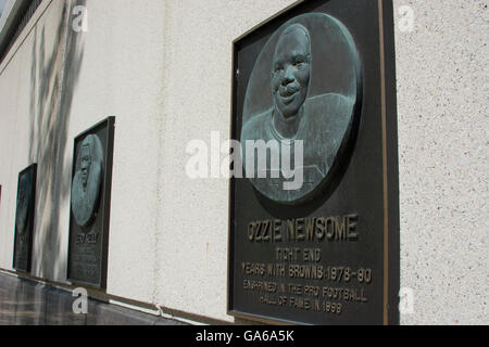 L'Ohio, Cleveland. Cleveland Browns Stadium aka premier stade de l'énergie. Mur monument célèbre avec les membres de l'équipe de Cleveland. Banque D'Images