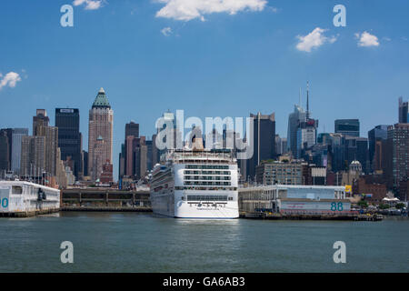 New York, New York, Manhattan. La ligne norvégienne de croisière de bateau, Norwegian Gem, accosté près de Pier 88. Banque D'Images