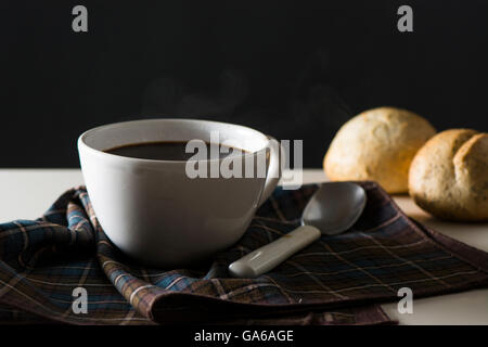 White tasse de café, servi sur la table du petit déjeuner Banque D'Images