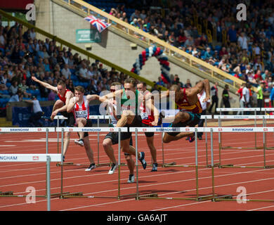 25 juin 2016 à Birmingham, David King (L)   William Sharman (R) en compétition dans l'épreuve du 110 m haies lors de la troisième journée de la Brit Banque D'Images