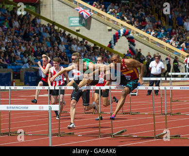 25 juin 2016 à Birmingham, David King (L)   William Sharman (R) en compétition dans l'épreuve du 110 m haies lors de la troisième journée de la Brit Banque D'Images