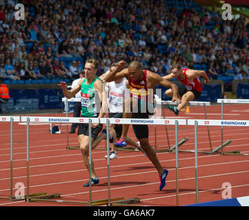 25 juin 2016 à Birmingham, David King (L)   William Sharman (R) en compétition dans l'épreuve du 110 m haies lors de la troisième journée de la Brit Banque D'Images