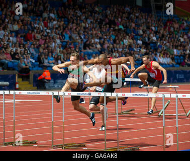 25 juin 2016 à Birmingham, David King (L)   William Sharman (R) en compétition dans l'épreuve du 110 m haies lors de la troisième journée de la Brit Banque D'Images