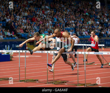 25 juin 2016 à Birmingham, David King (L)   William Sharman (R) en compétition dans l'épreuve du 110 m haies lors de la troisième journée de la Brit Banque D'Images