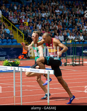 25 juin 2016 à Birmingham, David King (L)   William Sharman (R) en compétition dans l'épreuve du 110 m haies lors de la troisième journée de la Brit Banque D'Images