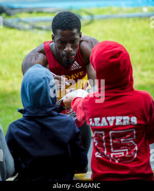 25 juin 2016 à Birmingham, Dwain Chambers de signer des autographes dans le le 100 m lors de la deuxième journée du Championnat Britannique Birm Banque D'Images